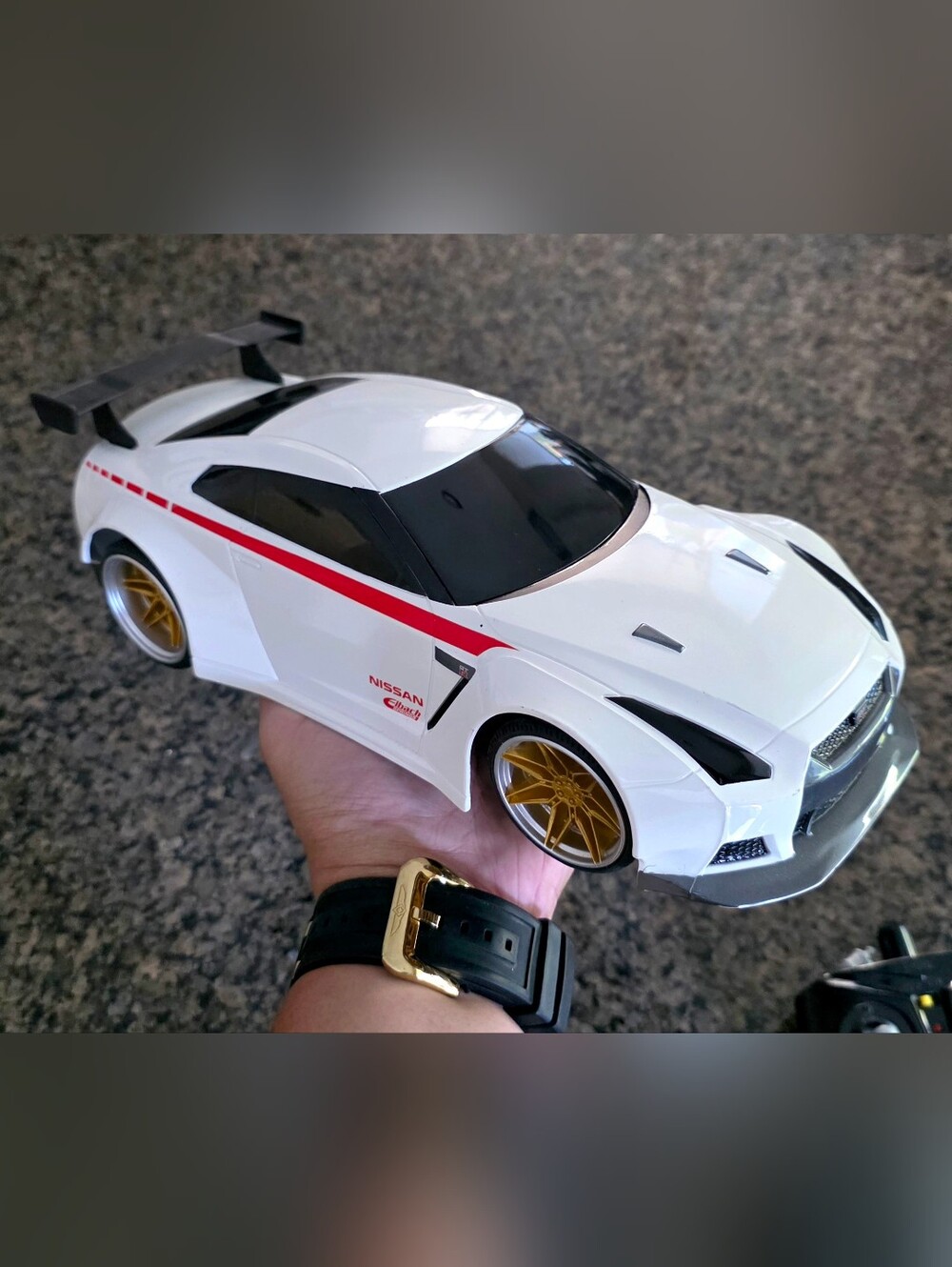 Jada Toys - JDM 1:16 RC 2009 Nissan GT-R (R35), Wide Body With Remotes Tested